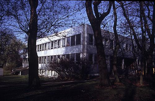 [Das 1966 fertiggestellte moderne Institutsgeb&auml;ude]