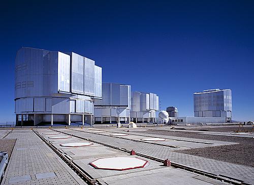 [Die Schutzgeb&auml;ude des VLT Survey Telescope und der vier VLT Teleskope]