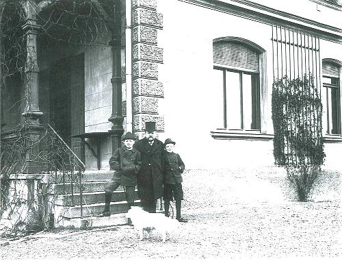 [Seeliger mit seinen S&ouml;hnen und Hund]