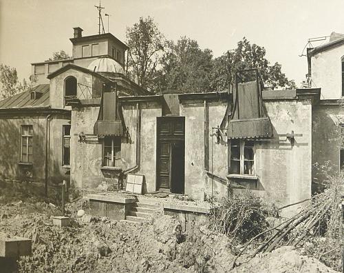 [Durch Luftangriffe zerst&ouml;rtes Sternwartgeb&auml;ude]