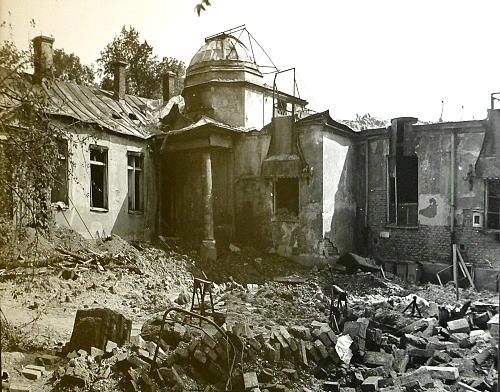 [Durch Luftangriffe zerst&ouml;rtes Sternwartgeb&auml;ude]