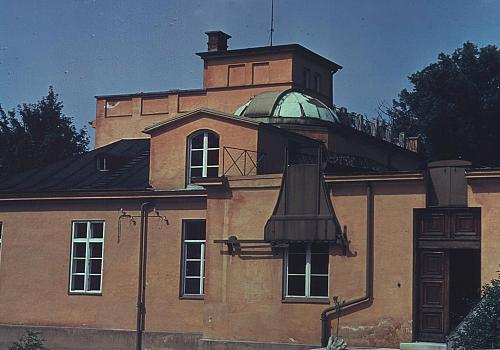[Das Hauptgeb&auml;ude der Sternwarte im Sommer&nbsp;1955]