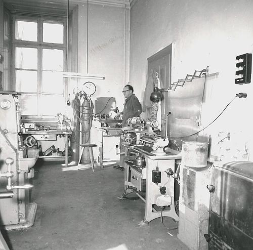 [Feinmechanische Werkstatt im alten Sternwartgeb&auml;ude]