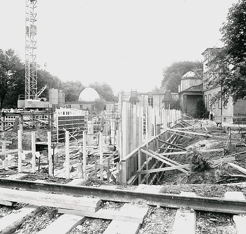 [Aufbau des neuen Institutsgeb&auml;udes]