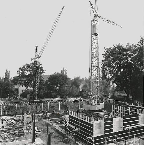 [Aufbau des neuen Institutsgeb&auml;udes]